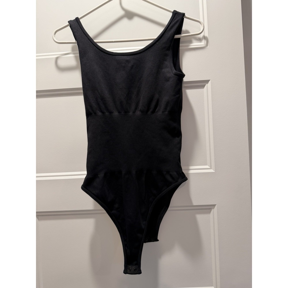 OQQ Women's Bodysuit Size Small 2 Pieces Ribbed Tank Sleeveless Snap Black Rust‎
